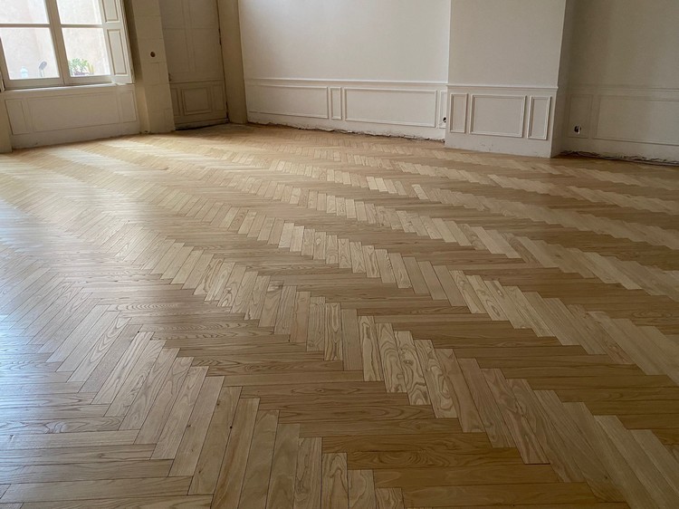 Parquet massif baton rompu chtaignier  avec chanfreins 4 cots